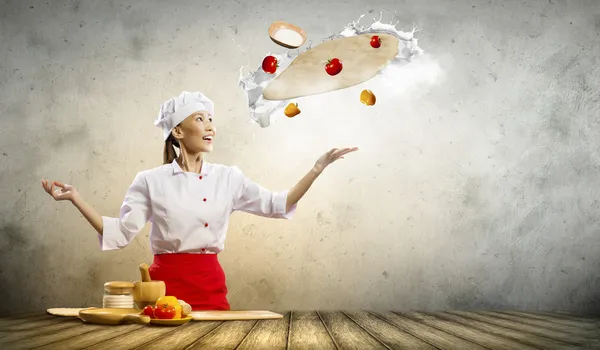 Asiático cozinheiro feminino fazendo pizza — Fotografia de Stock