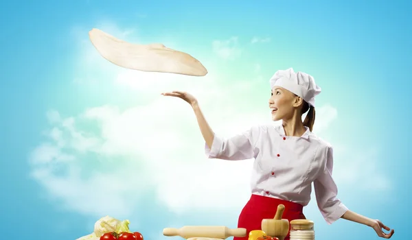 Asiatico femmina cuoco making pizza — Foto Stock