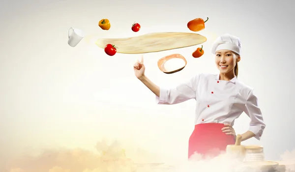 Asiática cocinera haciendo pizza —  Fotos de Stock