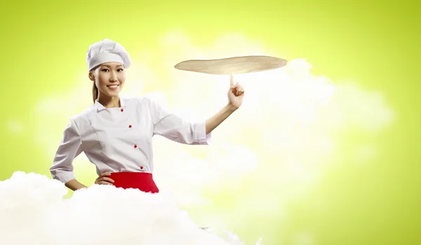 Asiático cocinera haciendo pizza — Stockfoto