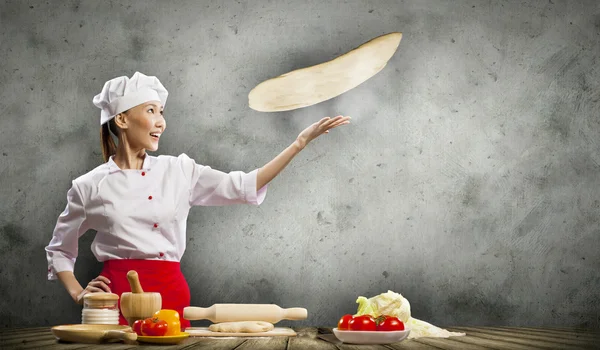 Asiático cozinheiro feminino fazendo pizza — Fotografia de Stock