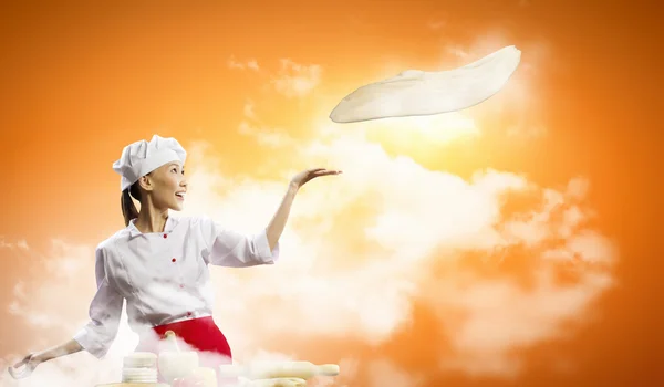 Asiático cocinera haciendo pizza — Stockfoto