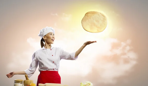 Asian female cook making pizza — Stock Photo, Image