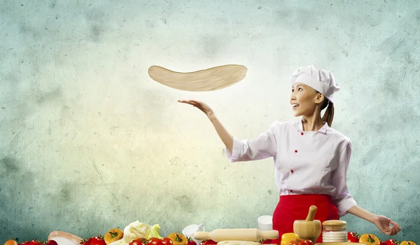 Azji kobieta kucharz Dokonywanie pizza — Zdjęcie stockowe