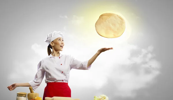 Asian female cook making pizza — Stock Photo, Image