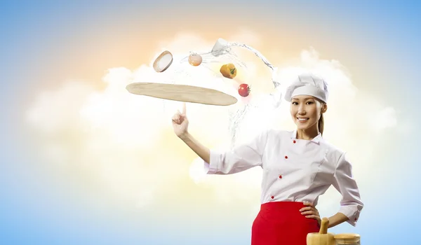 亚洲女厨师制作匹萨 — 图库照片