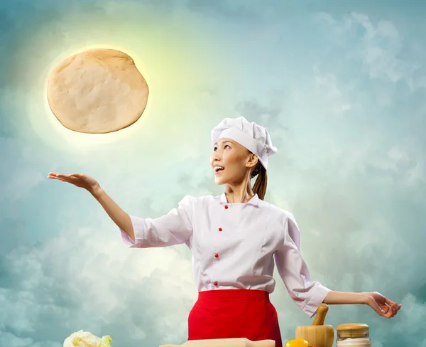 아시아 여성 쿡 피자 만들기 — 스톡 사진