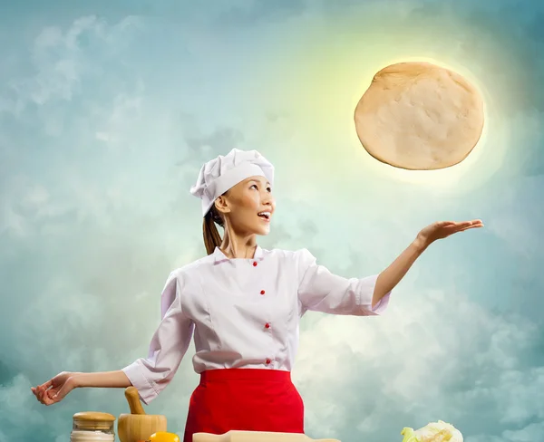 Asiatisk kvinnelig kokk lager pizza – stockfoto