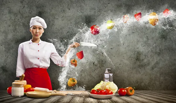 Asiático cozinheiro feminino com faca — Fotografia de Stock