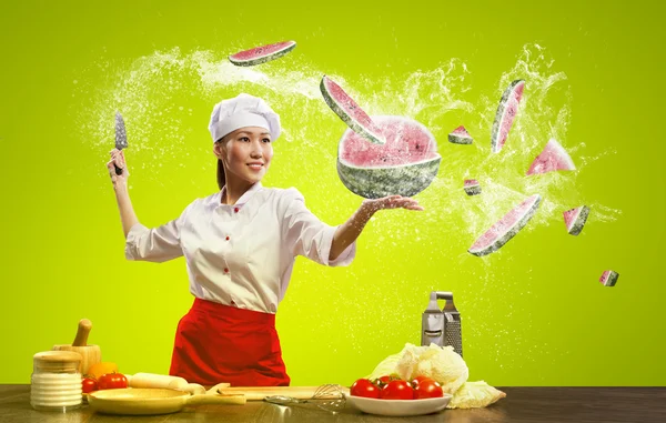 Asiatico femmina cuoco con coltello — Foto Stock