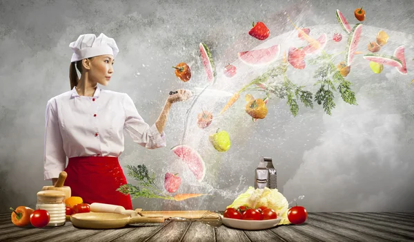 Cocinera asiática con cuchillo — Foto de Stock