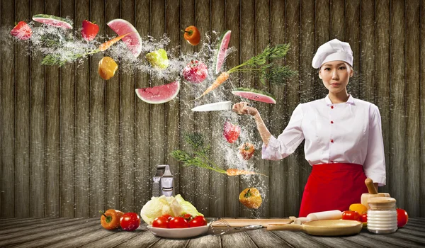 Asijské ženy cook s nožem — Stock fotografie