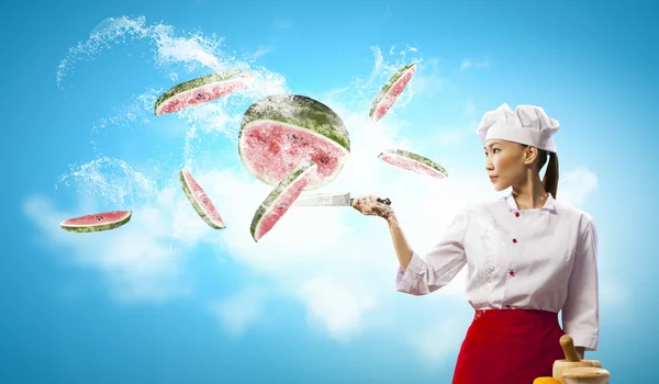 칼으로 아시아 여성 요리사 — 스톡 사진
