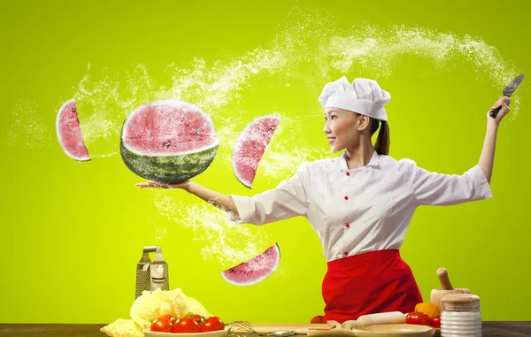 Azji kobieta kucharz z nożem — Zdjęcie stockowe
