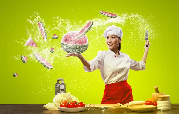Cocinera asiática con cuchillo —  Fotos de Stock