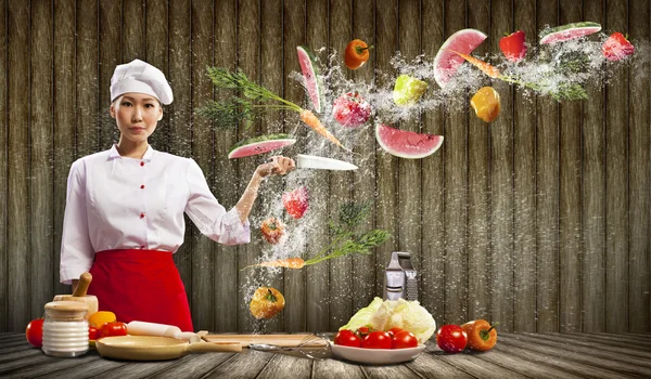 Asiático cozinheiro feminino com faca — Fotografia de Stock