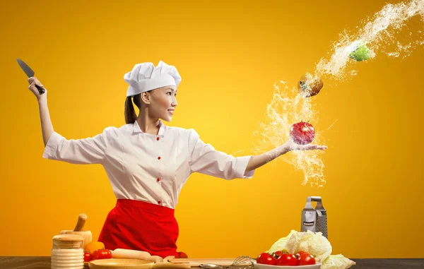亚洲女厨师用刀 — 图库照片