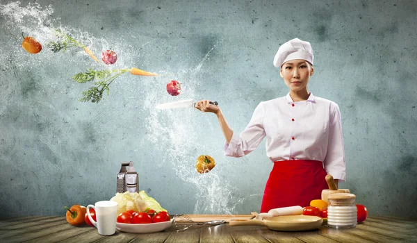 Asiático cozinheiro feminino com faca — Fotografia de Stock