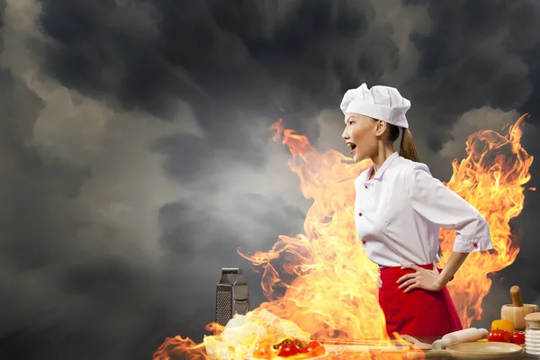 Азиатская кухарка в гневе — стоковое фото