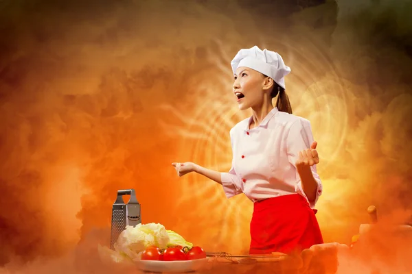 Asyalı kadın aşçı öfke — Stok fotoğraf