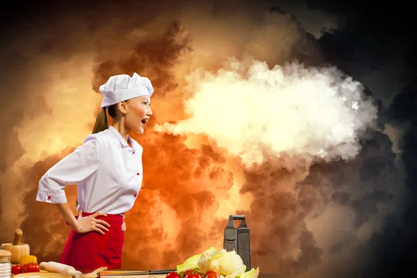 Asiático cozinheiro feminino na raiva — Fotografia de Stock