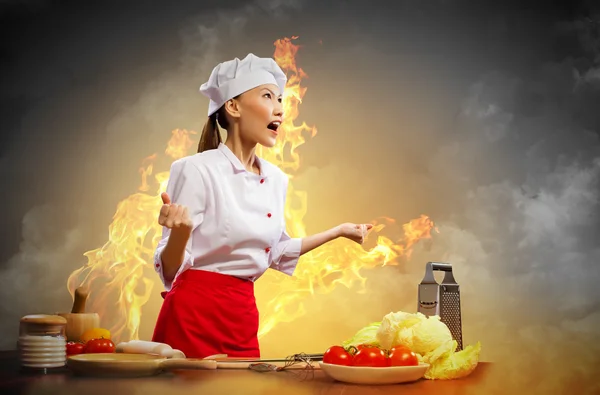 Asiatische Köchin im Zorn — Stockfoto