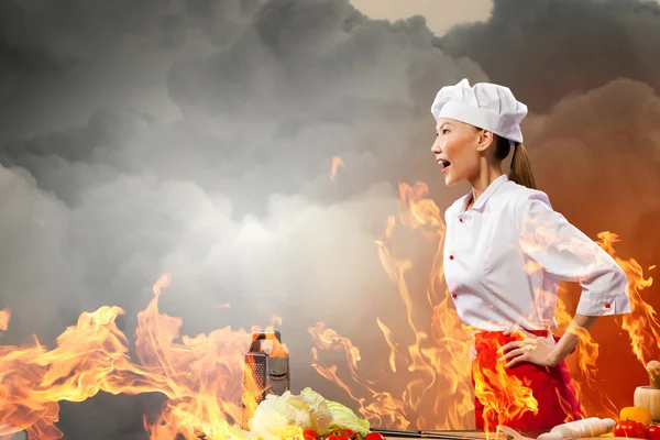 Asiático cozinheiro feminino na raiva — Fotografia de Stock