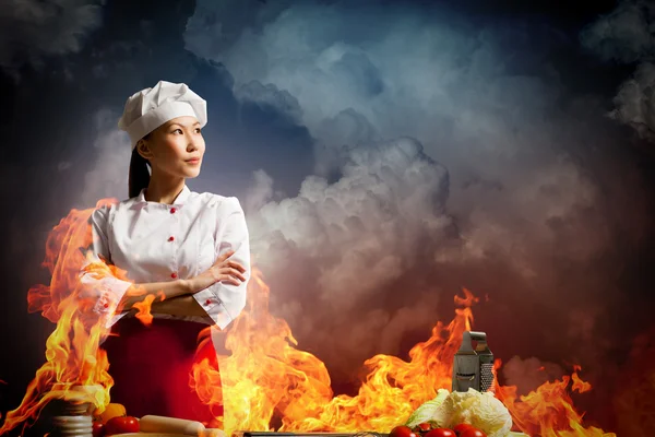 Азиатская кухарка в гневе — стоковое фото
