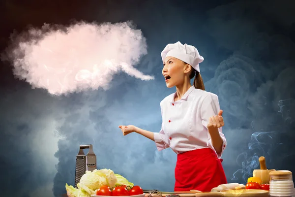 Asiatiska kvinnliga kock i ilska — Stockfoto
