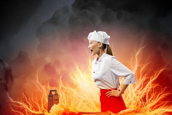愤怒的亚洲女厨师 — 图库照片
