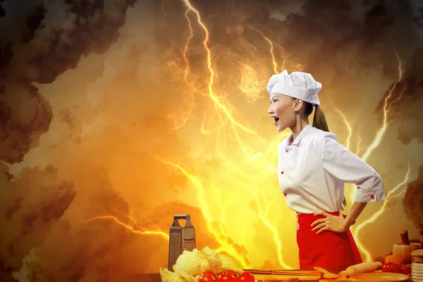 분노에서 아시아 여성 요리사 — 스톡 사진