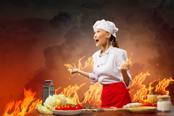 Asiatice bucătar femeie în furie — Fotografie, imagine de stoc