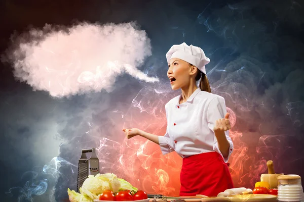 Asiatiska kvinnliga kock i ilska — Stockfoto