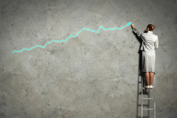 Diagramas de dibujo de mujer de negocios en la pared —  Fotos de Stock