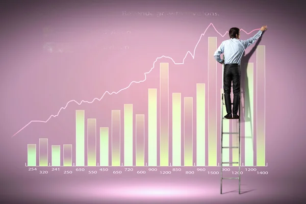 Geschäftsmann zeichnet Grafik — Stockfoto