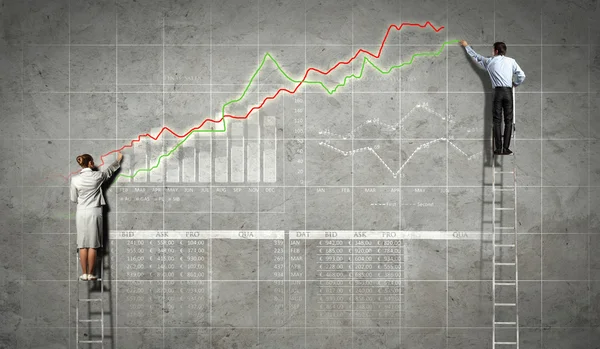 Företagare rita diagram på vägg — Stockfoto