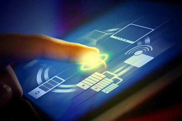 Close-up van vinger aanraken van tablet-pc-scherm — Stockfoto