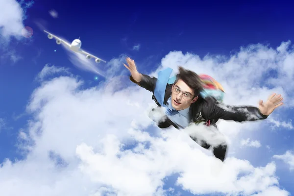 Joven hombre de negocios volando con paracaídas en la espalda —  Fotos de Stock