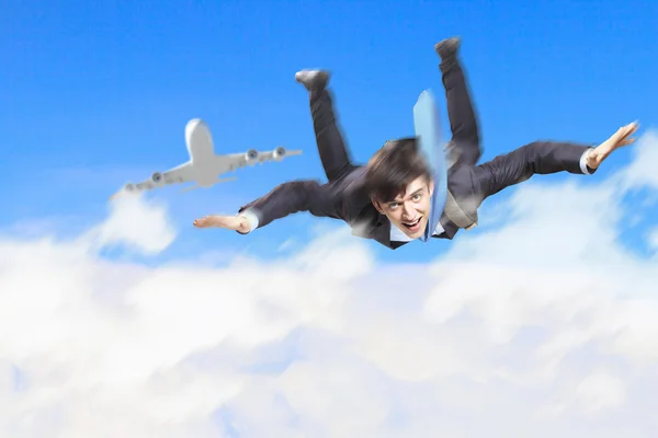 Jovem empresário voando com paraquedas nas costas — Fotografia de Stock