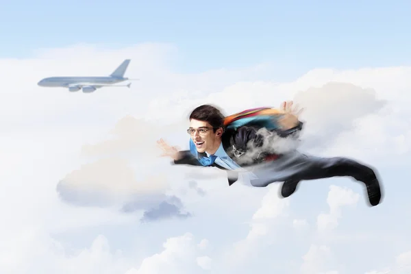 Mladý podnikatel létání s padákem na zádech — Stock fotografie