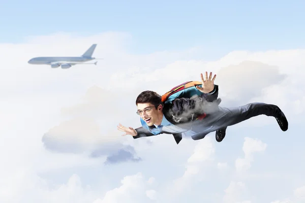 Молодий бізнесмен літає з парашутом на спині — стокове фото