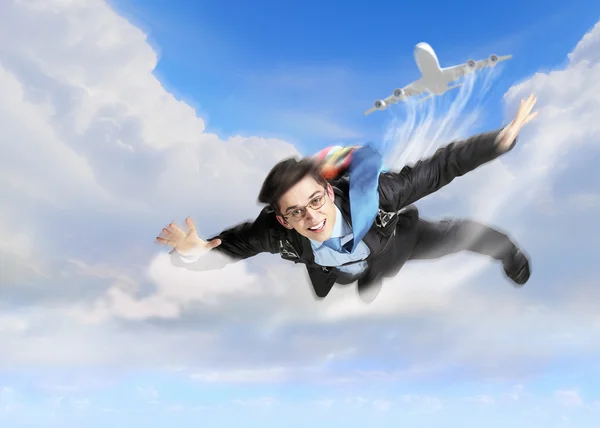 Giovane uomo d'affari che vola con paracadute sul retro — Foto Stock