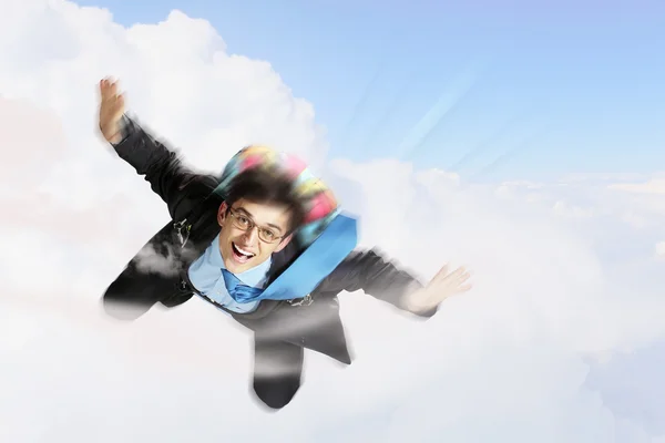 Fiatal üzletember repülés ejtőernyős vissza — Stock Fotó