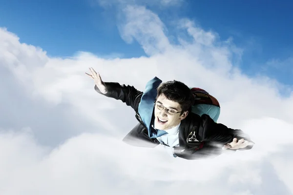 Genç işadamı paraşüt ile sırt üstü uçan — Stok fotoğraf
