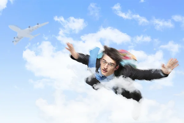 Jeune homme d'affaires volant avec parachute sur le dos — Photo