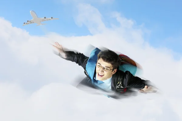 Genç işadamı paraşüt ile sırt üstü uçan — Stok fotoğraf