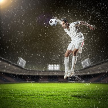 topu çarpıcı futbolcu