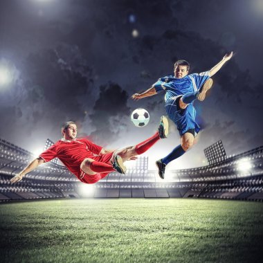 iki futbol oyuncu topu çarpıcı