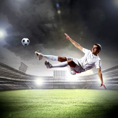 topu çarpıcı futbolcu