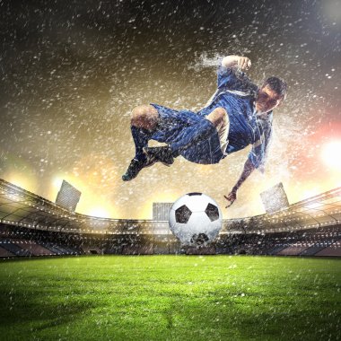 topu çarpıcı futbolcu